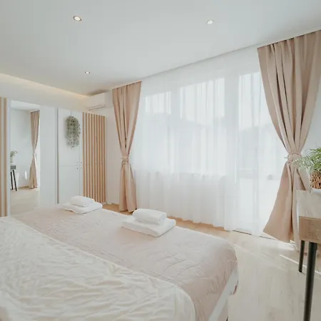 Avenue Center Sea Garden Warna