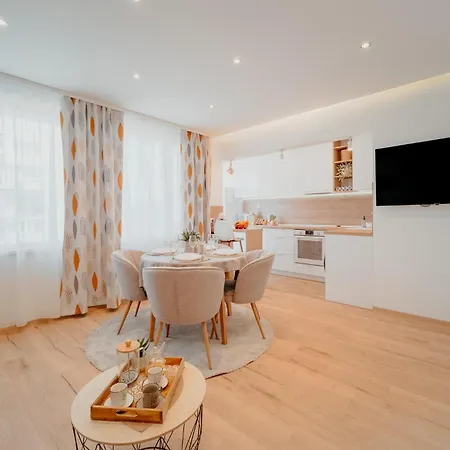 Avenue Center Sea Garden * Warna