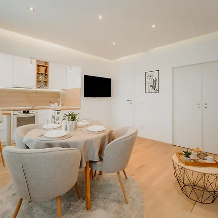 Avenue Center Sea Garden * Warna