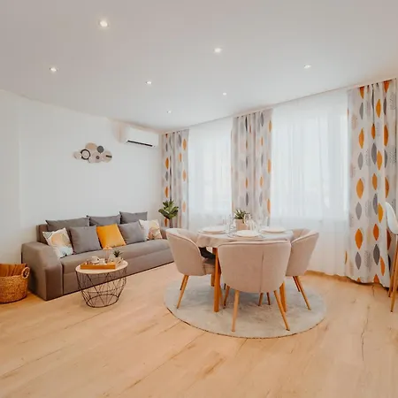 Avenue Center Sea Garden Warna